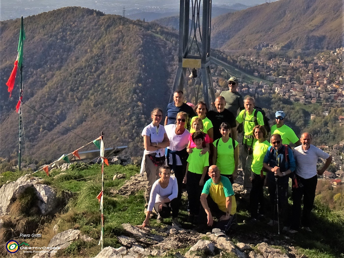 06 Alla croice di vetta Cornagera insieme agli amici del Gruppo Camminatori Verdellino.JPG